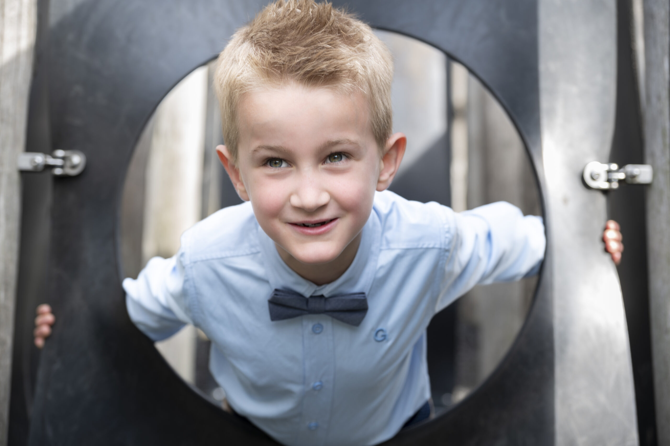 een jongen die naar de camera kijkt